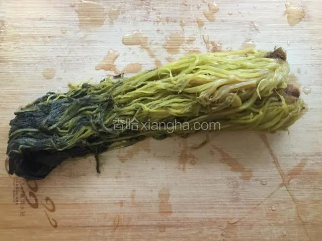 雪菜清水浸泡半小时，洗净。