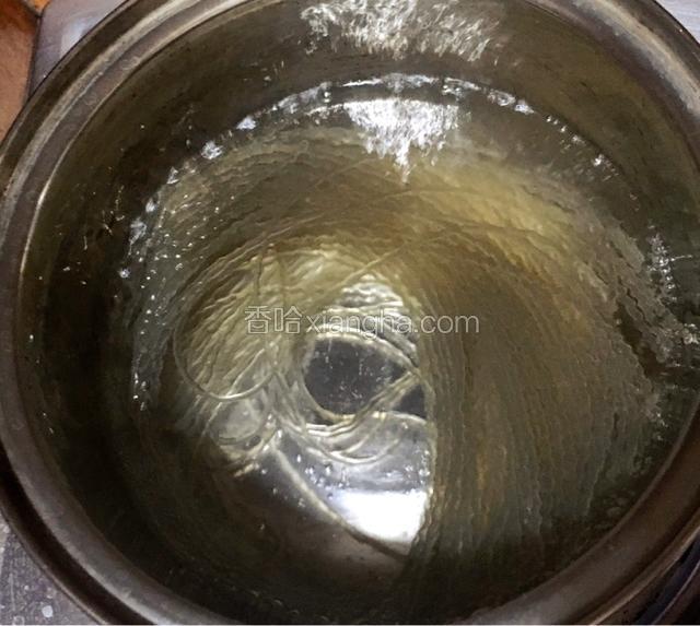 红薯粉开水煮3～4分钟左右捞出沥干水分