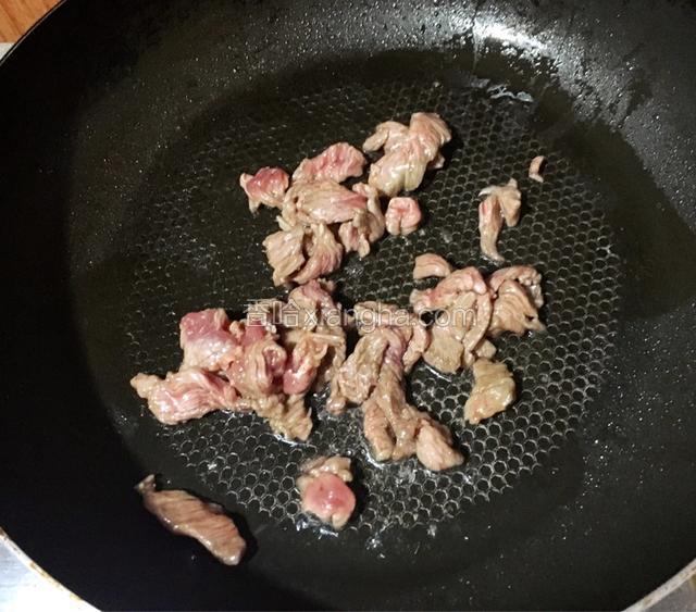 牛肉用调料腌制，热锅倒入少许油上锅翻炒变色盛出