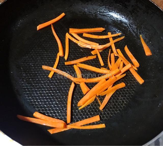 最后放入胡萝卜翻炒片刻盛出