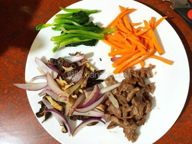 所有材料都炒熟后备用