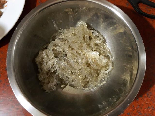 红薯粉沥干水分后拌入少许油防粘黏