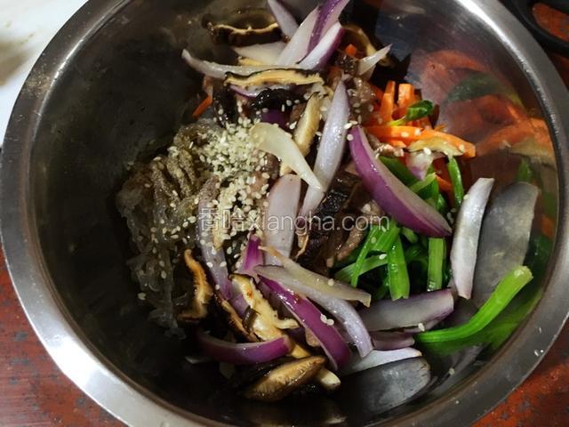 放入材料、酱油、鱼露、芝麻香油、芝麻胡椒粉拌匀入味