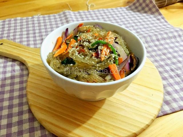 再撒少许芝麻装盘