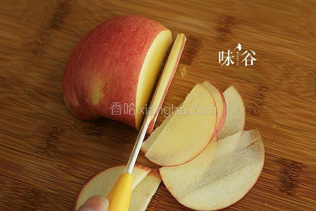 将苹果去心切成薄片。