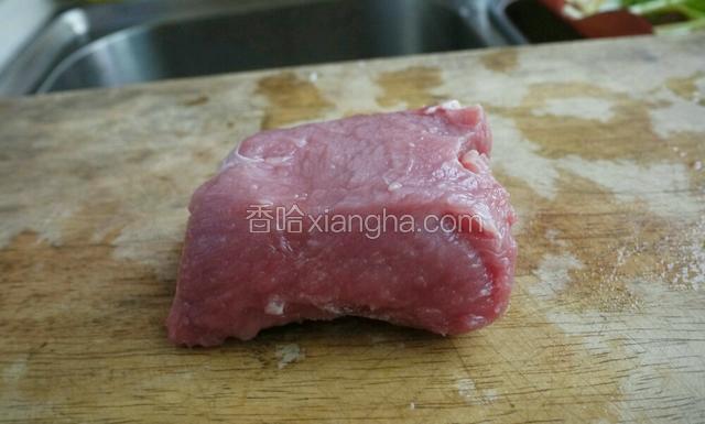 里脊洗净后，用刀背拍几下，肉松鲜嫩，顺纹切成6～8mm粗、8cm左右的条。