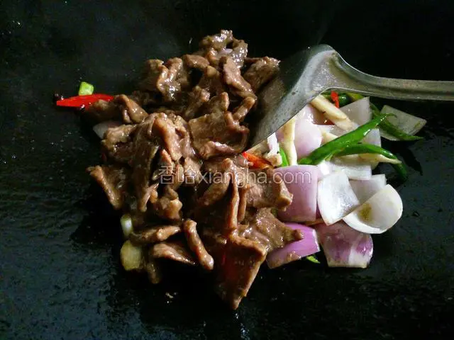 加入牛肉大火翻炒几下。