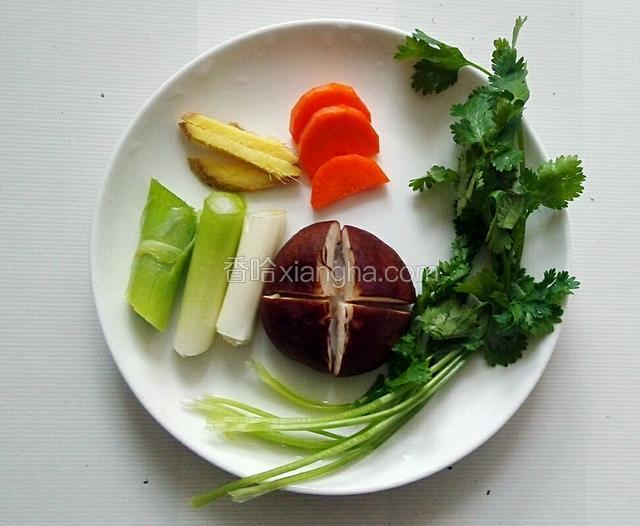 趁腌制鱼的功夫，准备一些其他的配料菜 (香菇，胡萝卜)切葱姜 ，香菜。