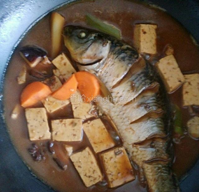 加入豆腐，香菇，胡萝卜。炖十分钟。