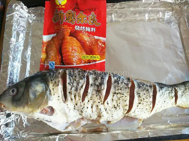 在刷一层奥尔良烧烤粉，里外都要刷