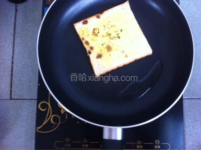 煎30秒左右即可，反过来煎另一面
