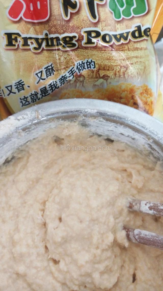 搅拌均匀再往豆渣里面倒入适量油炸粉再拌匀。