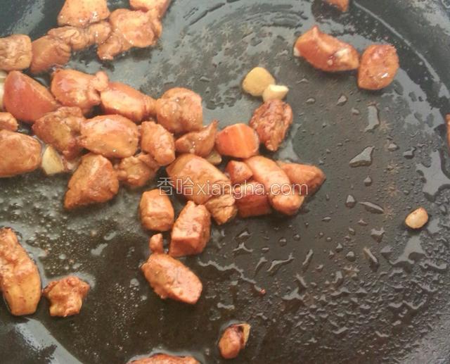 锅里加油烧至六七成热加入葱姜蒜爆香，加鸡脯肉块翻炒至熟！