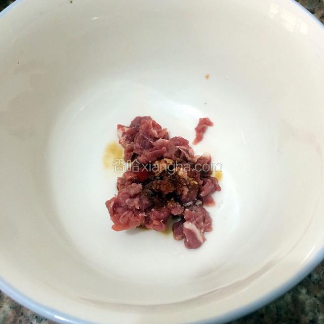 肉末剁碎，加点酱油腌制片刻入味。