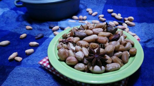 煮好的花生再浸泡数小时入味后食用