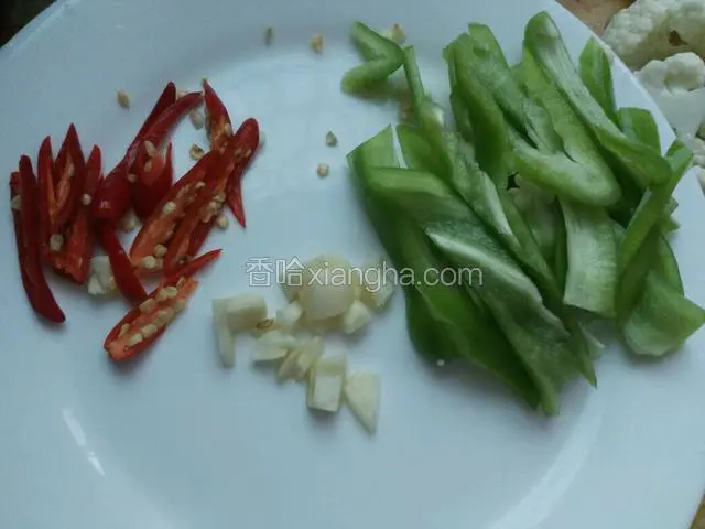 将大蒜切碎，辣椒切细