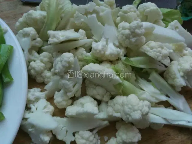 菜花切成小朵