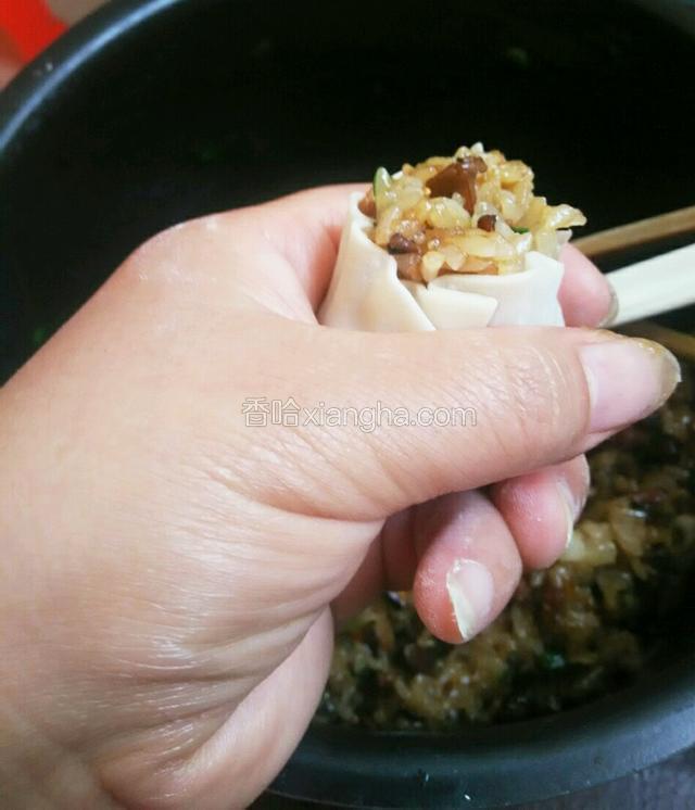 拿着饺子皮，包进糯米，沿着虎口一直转，就可以了(不好意思，一个人拍照不好拍)