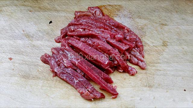 嫩牛肉切成筷子粗细条