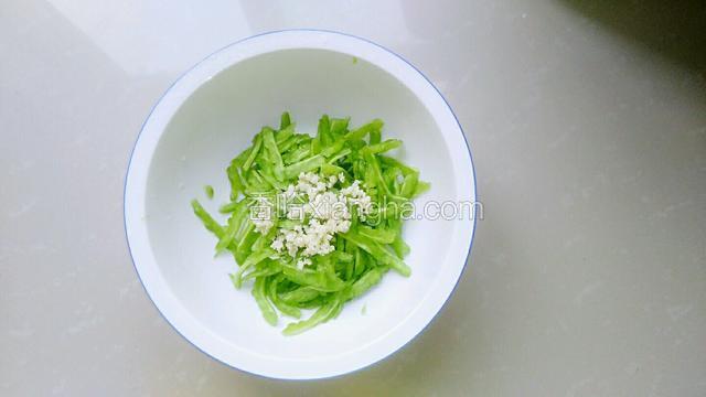 用蒜沫，味精拌匀