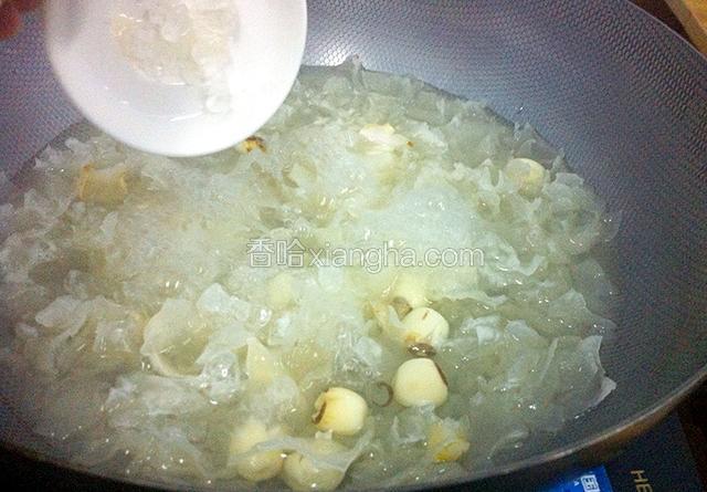 再加入冰糖，转小火煮20分钟。