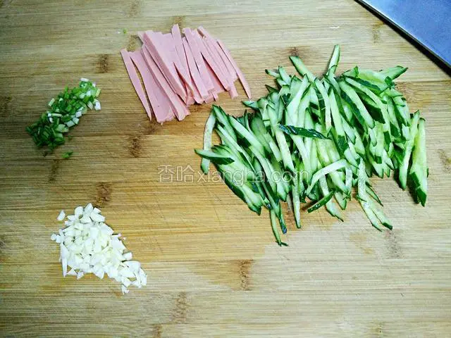 黄瓜和火腿切丝、蒜切粒、切葱花。