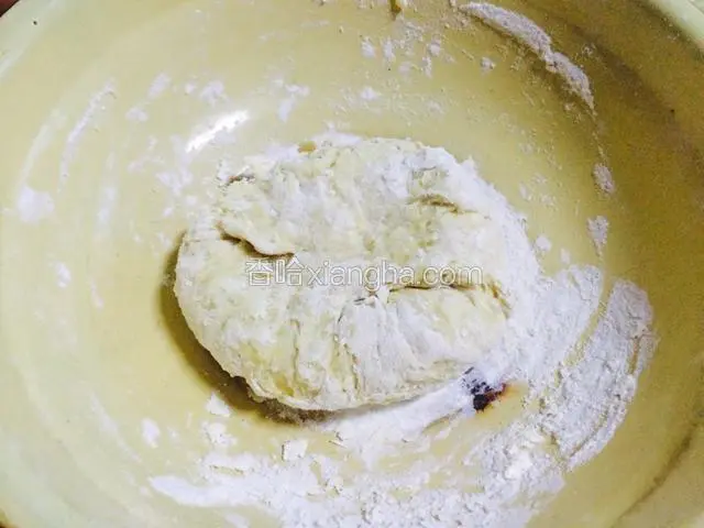 用手掌揉啊揉，揉成一个光滑的面团。