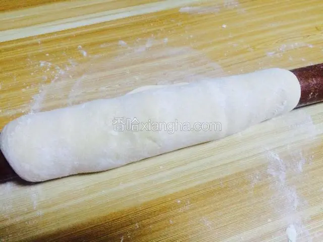 把面团按扁，各个方向擀，保证薄厚均匀。