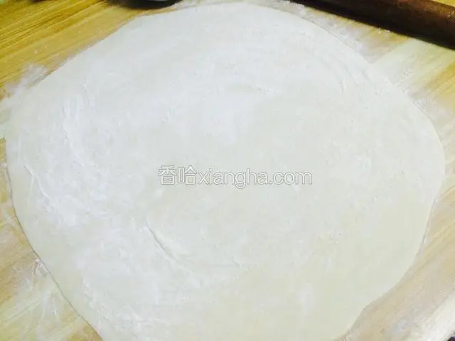 擀成一张薄薄的薄饼。