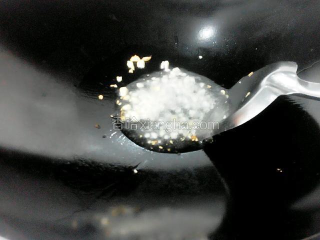 锅里下适量的油，大火烧开下蒜爆一下