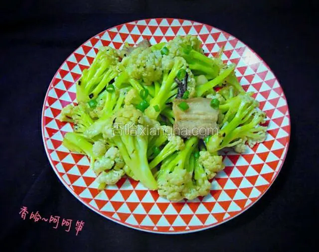花菜炒肉，菜花清甜可口，肉片香酥嫩滑。