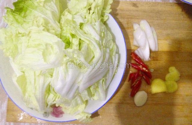 白菜、豆腐分别洗净切成小块，葱姜切丝或片