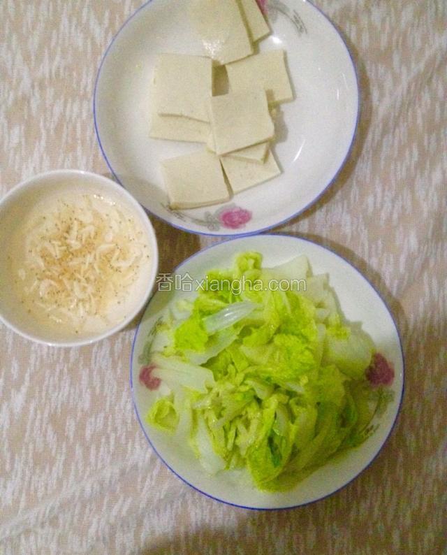 小白菜，入沸水中快速焯烫下后捞出，再冲凉水沥干，豆腐切成块，入沸水中煮一小会儿以定型并去除豆腥味，捞出沥干，海米温水泡下备用