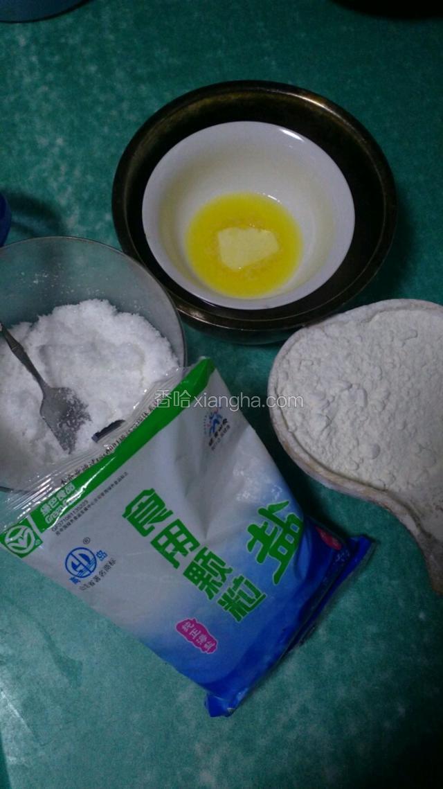 准备好上述材料，黄油20g隔水化开和面用，（剩下90g裹面用）