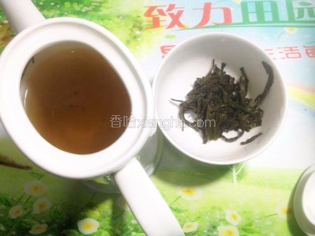 10分钟后,捞掉茶叶.