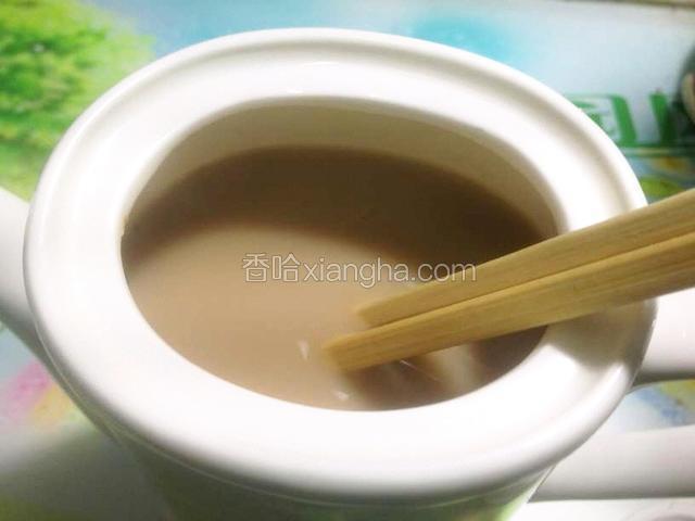 用筷子搅化,简单奶茶制作完毕.