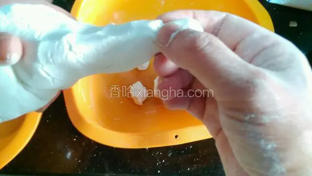 捏成条，揪成小团。