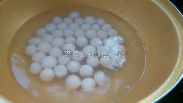 下圆子锅摇动几下别让它粘锅了