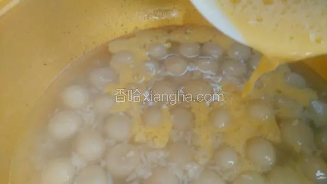 关火，慢慢的倒入鸡蛋液