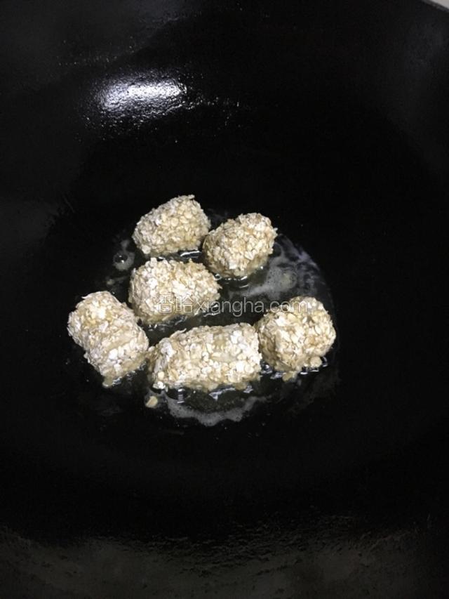 锅里放食物油，微热，小火炸至金黄色捞出