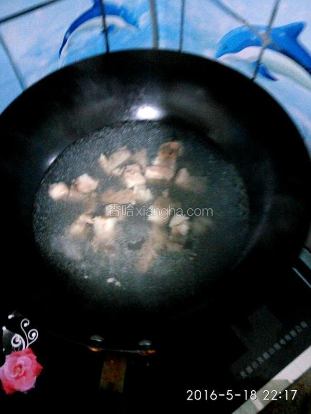 牛肉切小块儿入凉水烧开关火，紧下肉，去肉沬及血水，让肉更鲜美。