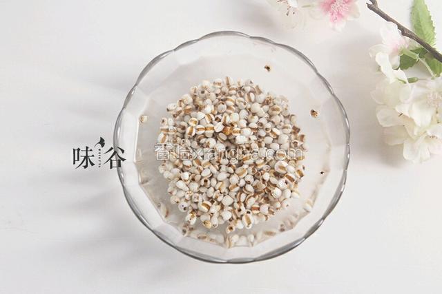 薏米先过一道水，清洗干净后浸泡三个小时候左右，或者睡觉前泡发，第二天早上起来就可以用了。
