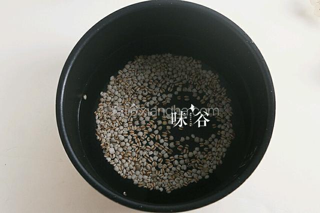 泡好的薏米放在锅里加十倍水慢炖一个半小时后左右。