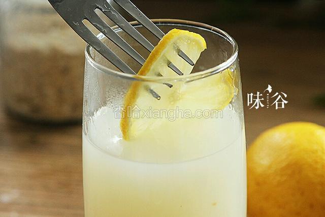 关火后静置，凉至60度以下时把薏米水盛入容器，加切片的柠檬放到容器中。