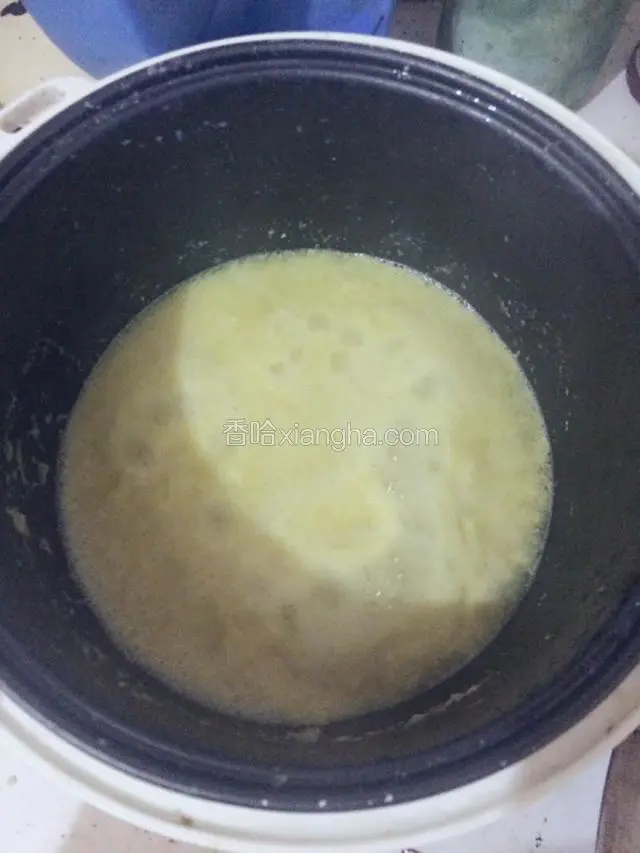 煮开后加入，盐或糖，按照自己口味加入。