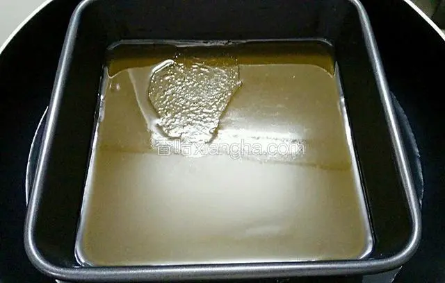 蒸好一层  可以看到变透明了   上面还有点水 没关系 这是水蒸气滴下去的
