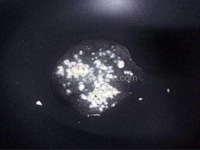 锅中倒入适量油烧热后放入蒜末爆香
