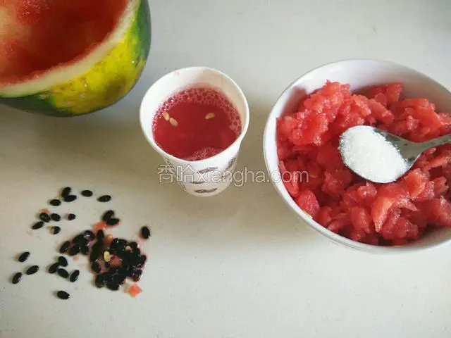 把挤出的西瓜水倒进一次性杯子里！西瓜肉放一勺白砂糖拌匀！放进冰箱里冷冻三十分钟！西瓜汁放在第二层！