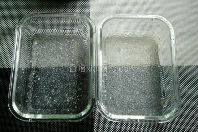 将西米倒进两个保鲜碗里，铺平，撒上白糖。