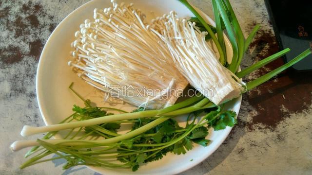 食材准备好，金针菇切去根，撕开洗净，蒜苗切断，蒜，香菜切碎。